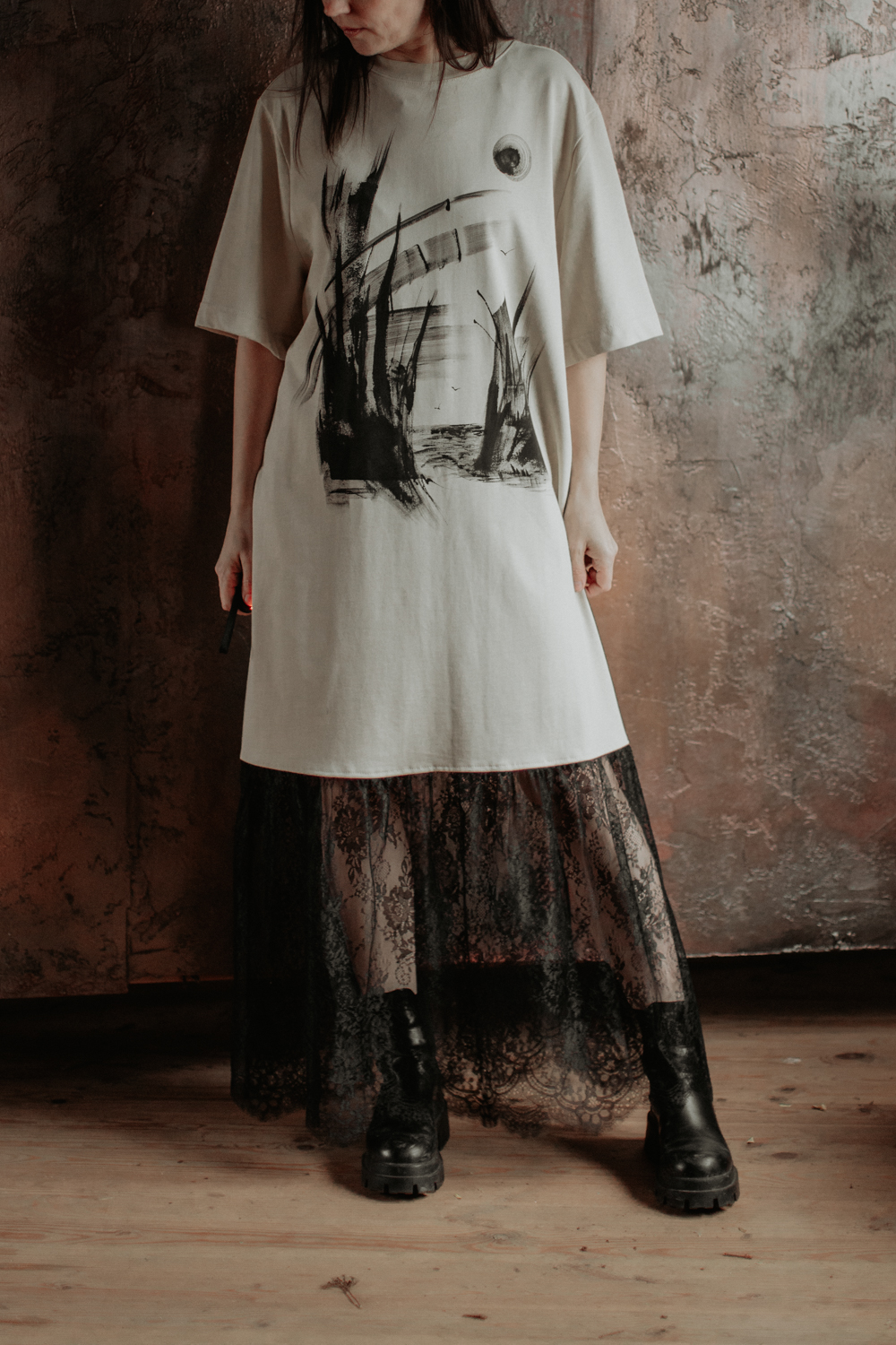 T-krekla kleita "Tālumā" ar mežģīni - L