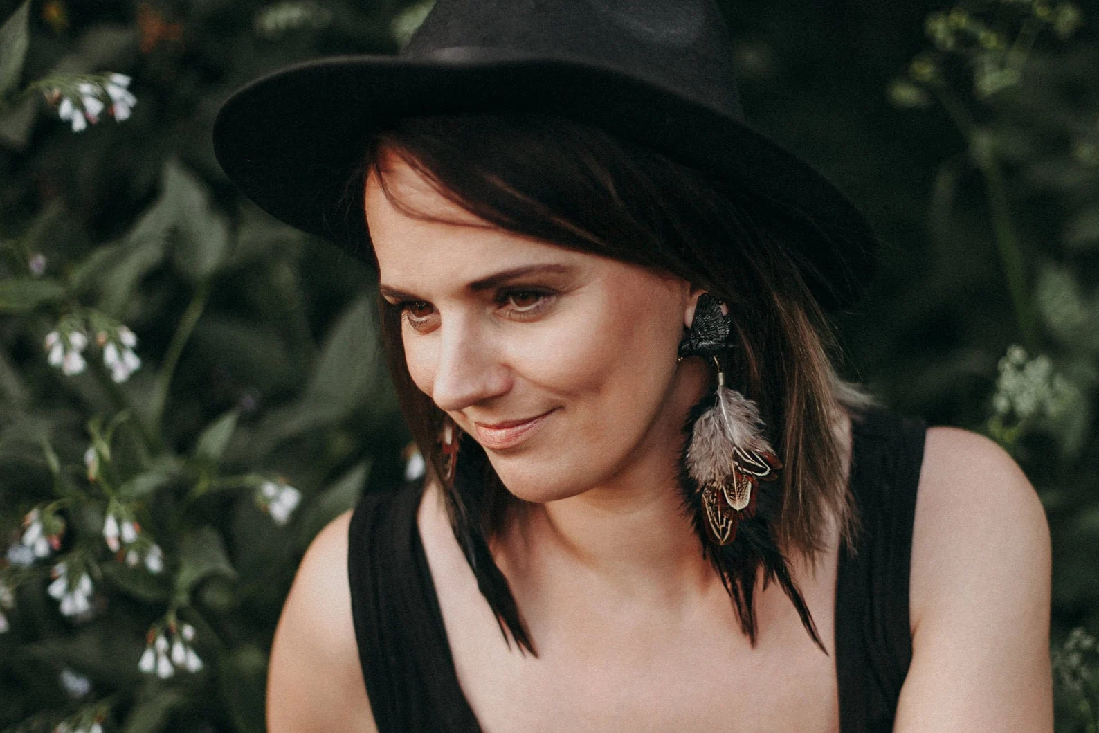 Spalvu auskari "Melnais strazds" ar brūnām spalvām - Image 3