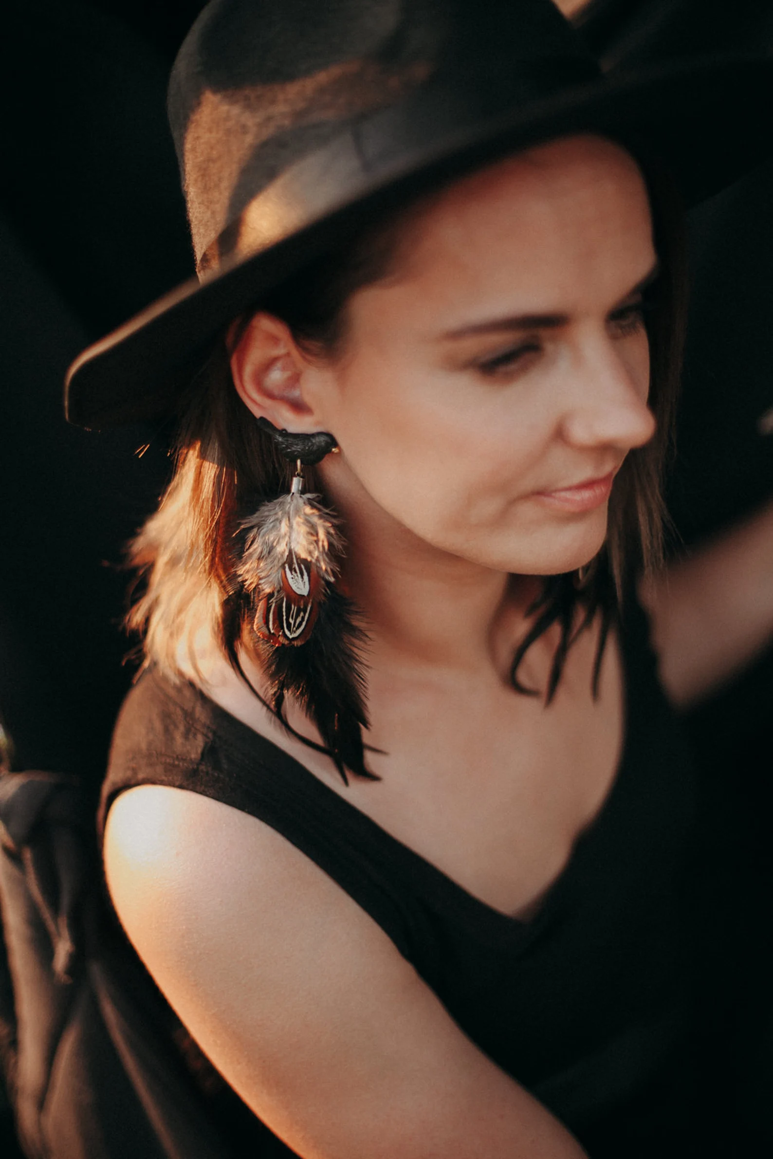 Spalvu auskari "Melnais strazds" ar brūnām spalvām - Image 4