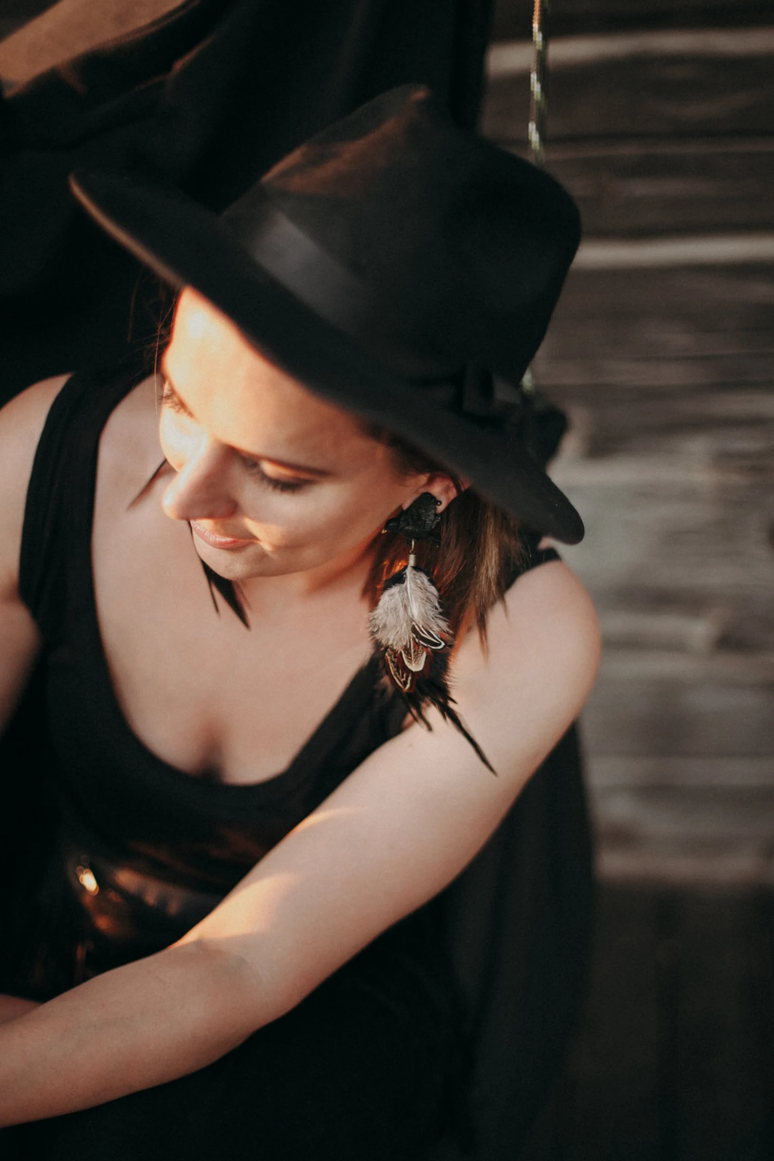 Spalvu auskari "Melnais strazds" ar brūnām spalvām - Image 5