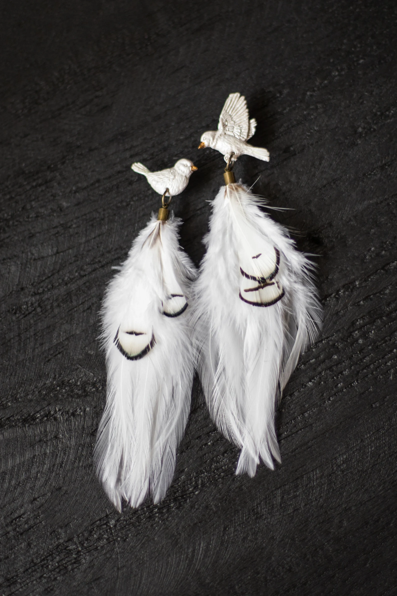 Spalvu auskari "Baltais strazds" ar balto spalvu