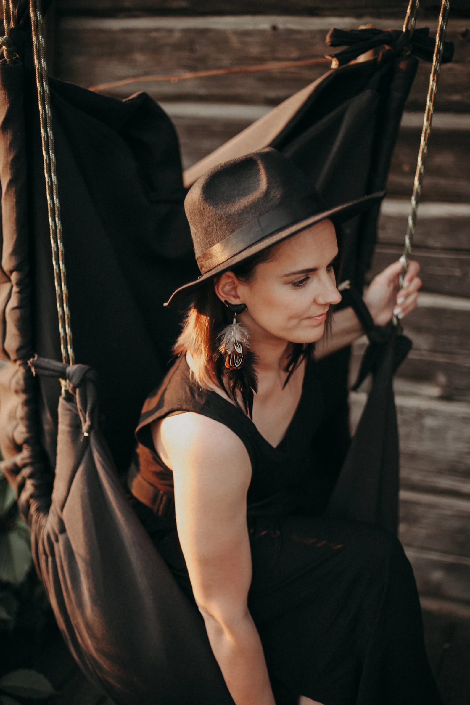 Spalvu auskari "Melnais strazds" ar brūnām spalvām - Image 6