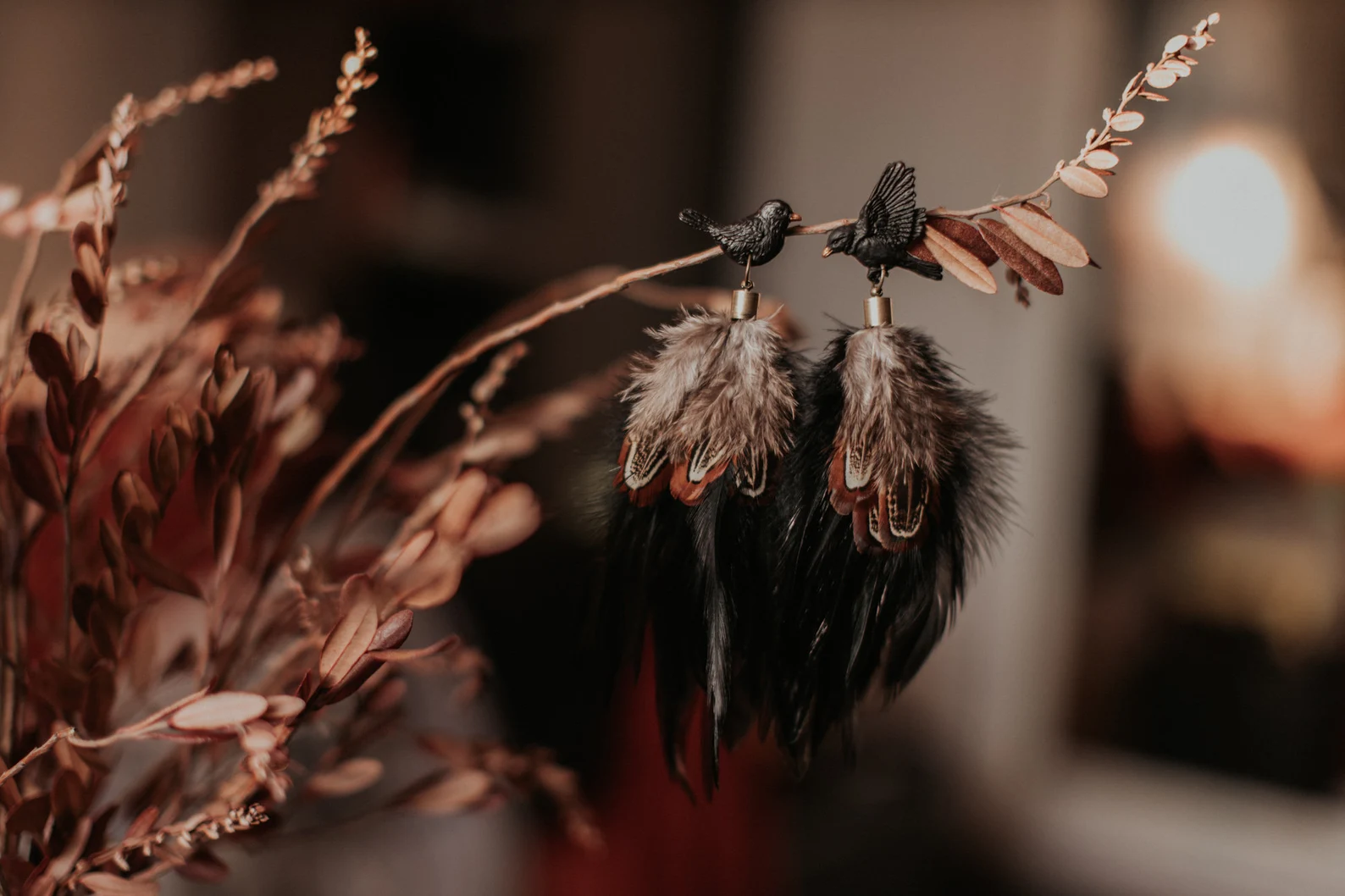 Spalvu auskari "Melnais strazds" ar brūnām spalvām - Image 7