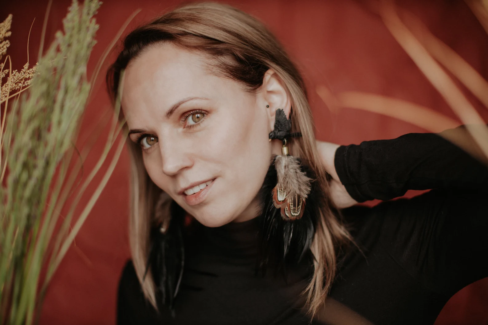 Spalvu auskari "Melnais strazds" ar brūnām spalvām - Image 8