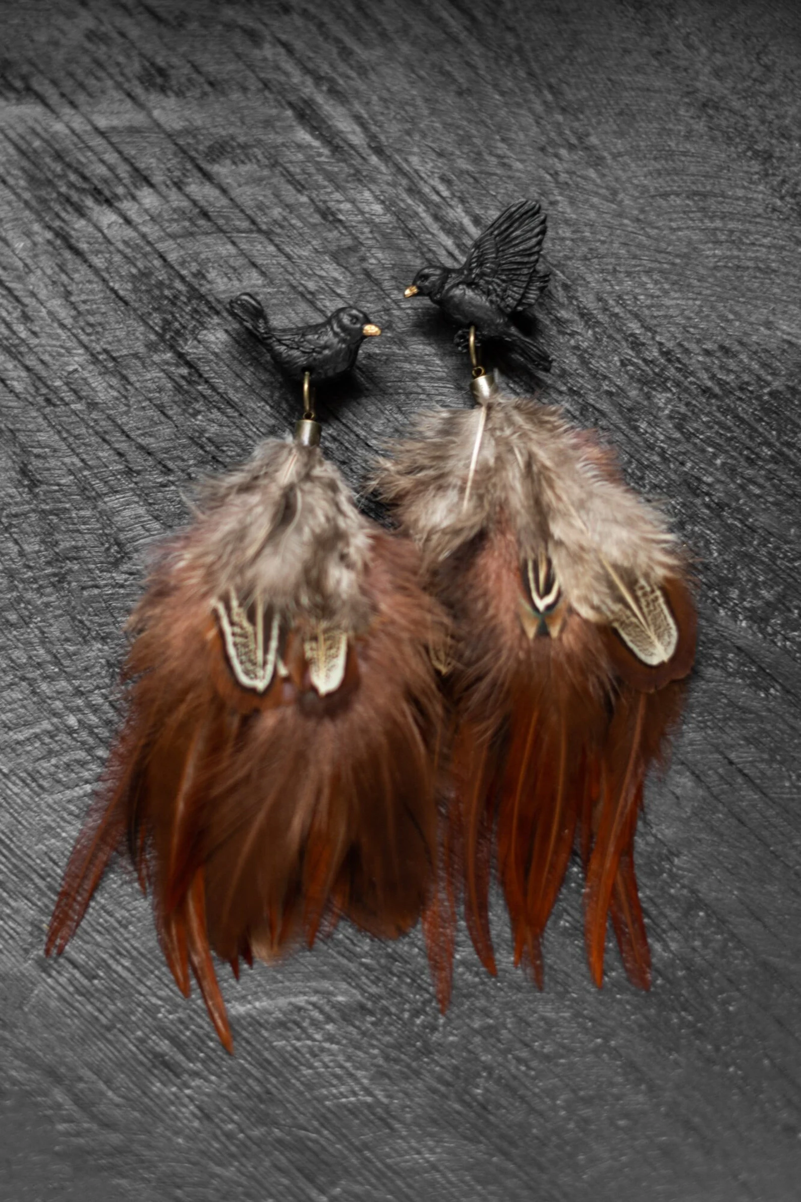 Spalvu auskari "Melnais strazds" ar rūsas spalvām