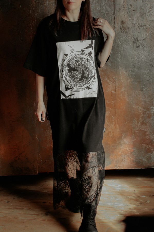 Kleita "Putni" ar melno mežģīni